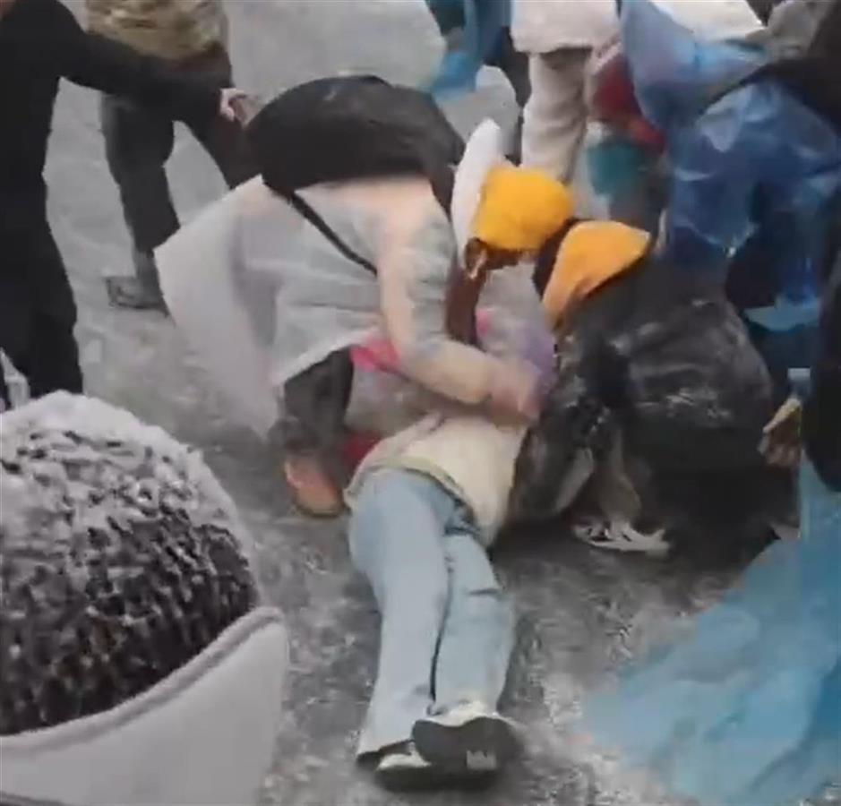 （有视频）游客将结冰斜路当“滑冰场”失控冲撞 一女子倒地抽搐