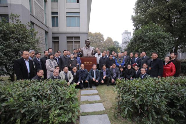 武汉大学一位老师，3位学生是92派代表企业家，3人曾登上富豪榜