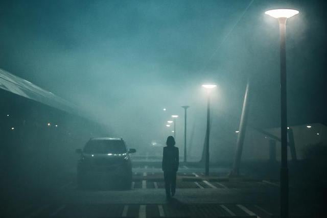 Netflix韩剧《黑暗荣耀》5个暗藏隐喻：电棒卷霸凌竟来自真实事件