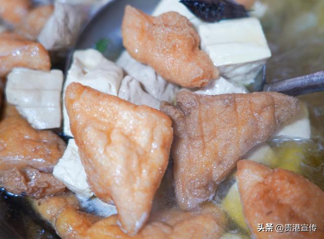 一口酥脆配一口鲜汤，贵港这个传统小吃美不可言！