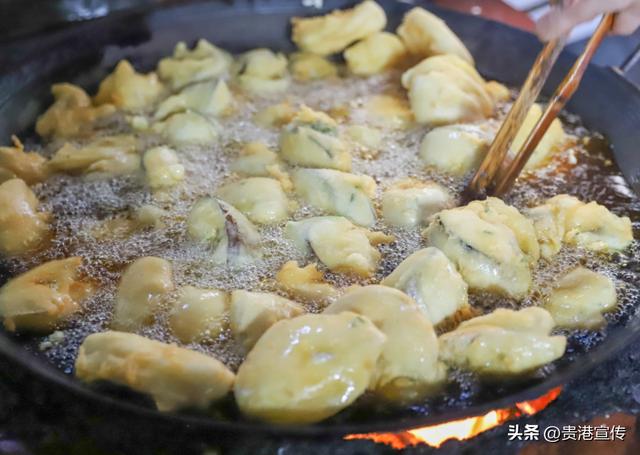 一口酥脆配一口鲜汤，贵港这个传统小吃美不可言！